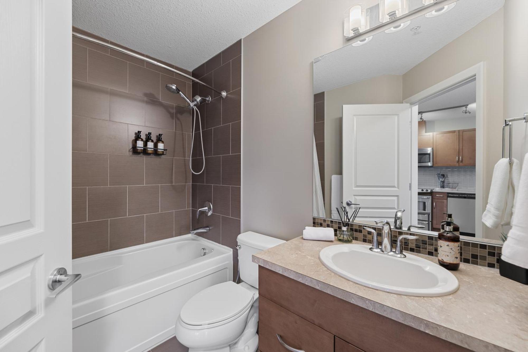 Heart Of Downtown Calgary Spacious Luxury Condo With Stunning Views And Premium Amenities Экстерьер фото