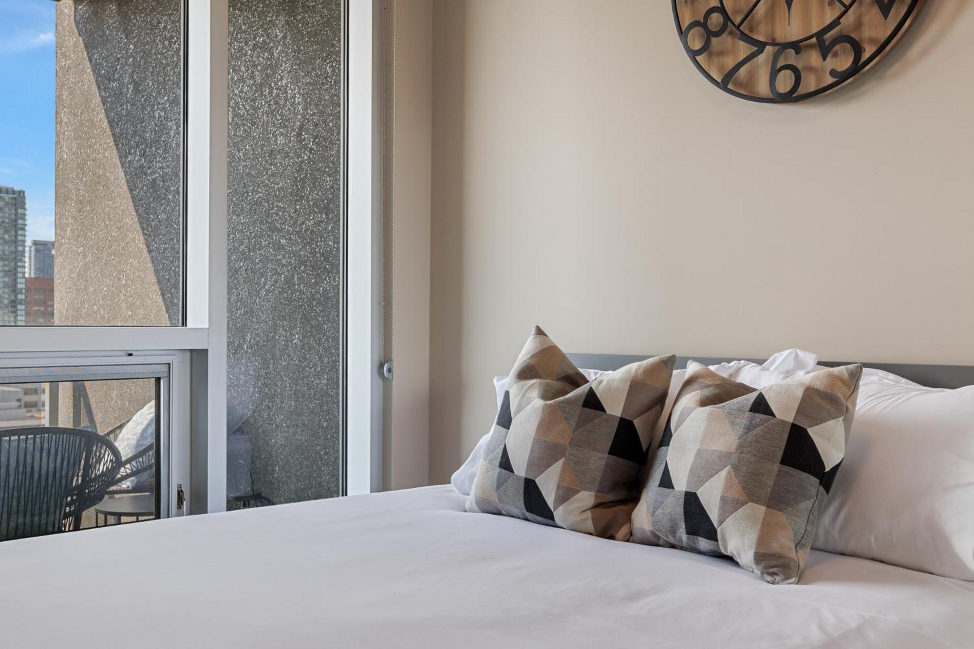 Heart Of Downtown Calgary Spacious Luxury Condo With Stunning Views And Premium Amenities Экстерьер фото